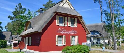 A red building with a thatched roof and white shutters, labeled 'Alt. Lube.'