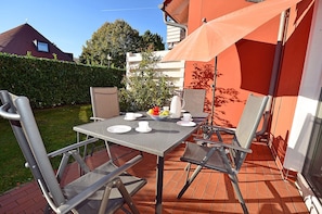 Outdoor dining - Quiet, central location, about 600 m from the Baltic Sea beach, 3 bedrooms, sleeps up to 6 people (Glowe)