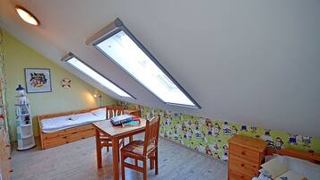 3 bedrooms, travel crib, WiFi (free)