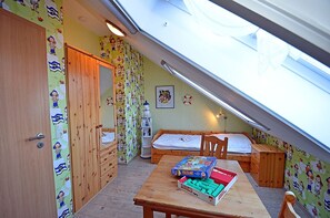 Travel cot, free WiFi - Quiet, central location, about 600 m from the Baltic Sea beach, 3 bedrooms, sleeps up to 6 people (Glowe)