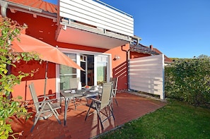 Outdoor dining - Quiet, central location, about 600 m from the Baltic Sea beach, 3 bedrooms, sleeps up to 6 people (Glowe)