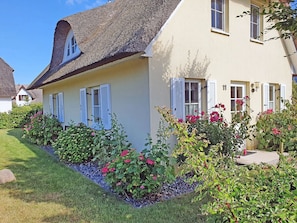 Exterior - Vacation home with a fireplace, about 400 meters from the sandy beach, with a washing machine and Wi-Fi (Glowe)