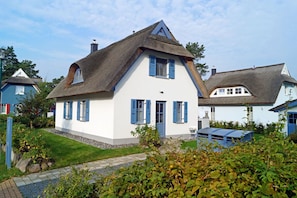 Exterior - Vacation home with a fireplace and sauna, about 500 meters from the sandy beach; dogs are welcome (Glowe)