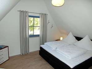 2 bedrooms, WiFi (free) - Vacation home with a fireplace and sauna, about 500 meters from the sandy beach; dogs are welcome (Glowe)