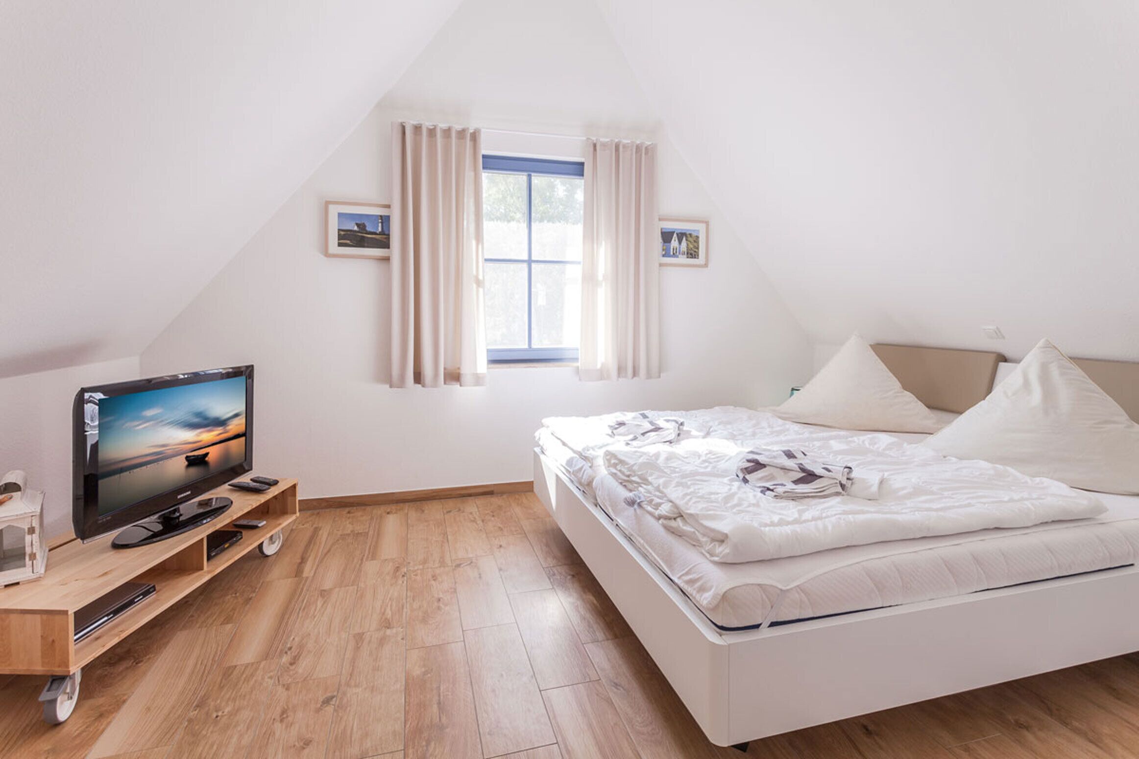 2 bedrooms, travel crib, WiFi (free)