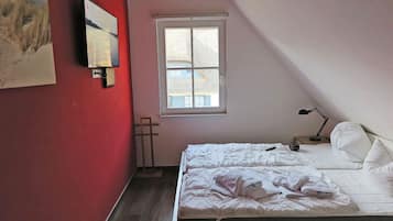 4 bedrooms, travel crib, WiFi (free)