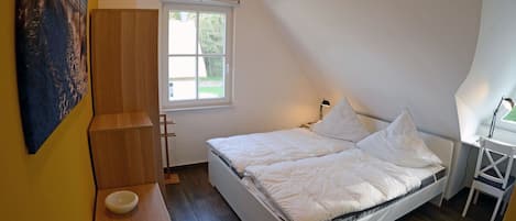 4 bedrooms, travel crib, WiFi (free)