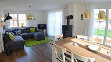 TV, fireplace, DVD player, stereo
