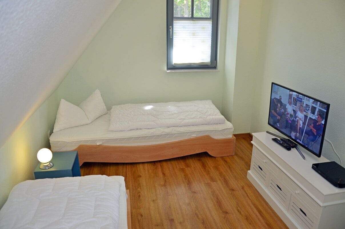 3 habitaciones, tabla de planchar con plancha y cuna de viaje 