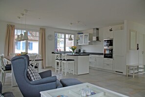 Coffee/tea maker, fridge, microwave, oven - Vacation home with a fireplace and sauna, about 450 meters from the sandy beach; 1 pet allowed (Glowe)