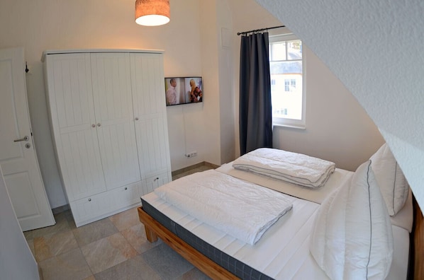 4 bedrooms, travel crib, WiFi (free)