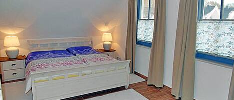 3 bedrooms, iron/ironing board, WiFi (free)