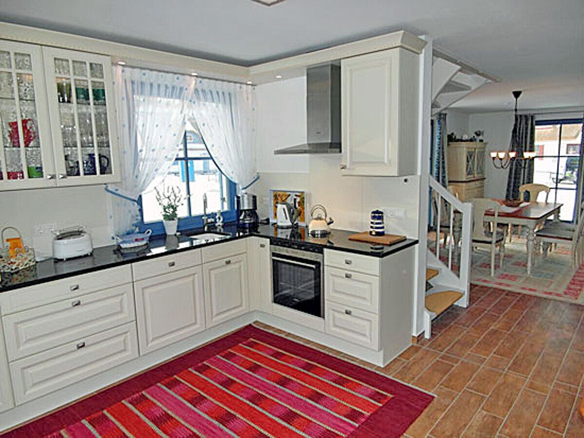 Wasserkocher mit Kaffee-/Teezubehör, Kühlschrank, Mikrowelle, Ofen