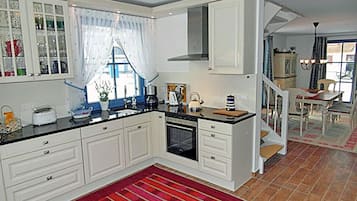 Wasserkocher mit Kaffee-/Teezubehör, Kühlschrank, Mikrowelle, Ofen