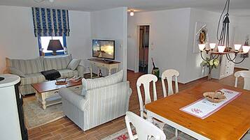 TV, fireplace, stereo