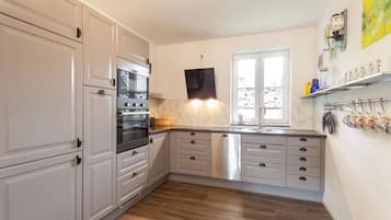 Wasserkocher mit Kaffee-/Teezubehör, Kühlschrank, Mikrowelle, Ofen