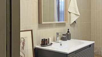 Apartamento, 2 quartos, varanda | Banheiro