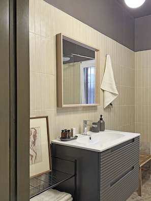 Apartamento, 2 quartos, varanda | Banheiro