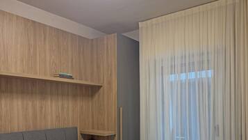 Apartamento, 2 quartos, varanda | Ferros/tábuas de passar roupa, Wi-Fi de cortesia