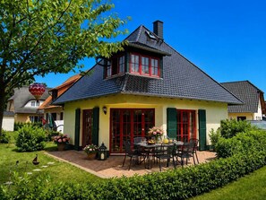 Outdoor dining - Vacation home with a fireplace, about 250 meters from the sandy beach, Wi-Fi, pets welcome (Glowe)
