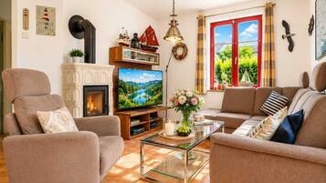 Televisión, chimenea, reproductor de DVD, estéreo