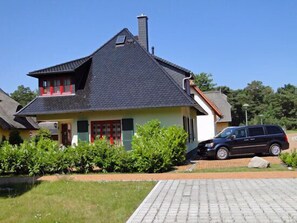 Exterior - Vacation home with a fireplace, about 250 meters from the sandy beach, Wi-Fi, pets welcome (Glowe)