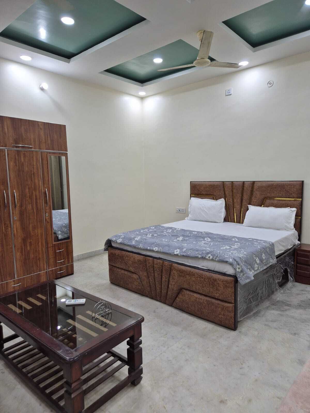 Un dormitorio con cama, armario y mesita de noche.
