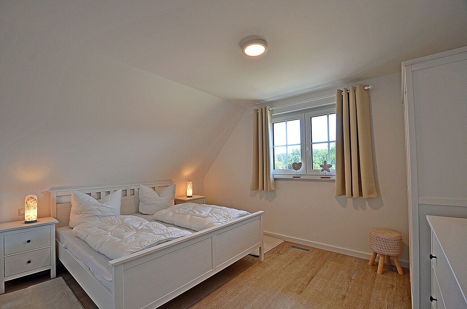 4 bedrooms, iron/ironing board, travel crib, WiFi (free)