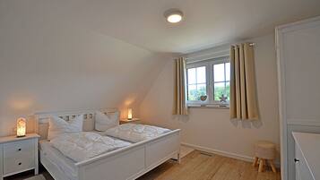 4 bedrooms, iron/ironing board, travel crib, WiFi (free)