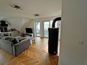 A modern living room with a sofa, coffee table, and a fireplace. - Modern vacation rental with a fireplace, about 1,300 meters from the sandy beach, 3 bedrooms, sleeps up to 6 people (Glowe)