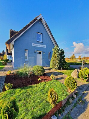 Exterior - Vacation home with a fireplace, about 200 meters from the sandy beach, Wi-Fi, pets welcome (Glowe)