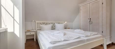2 bedrooms, iron/ironing board, free WiFi