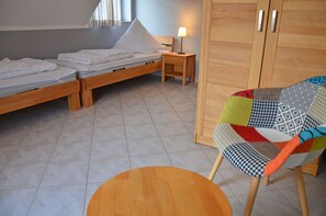 3 bedrooms, travel crib, WiFi (free)