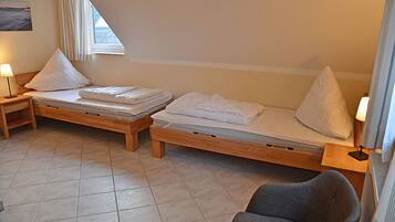 3 bedrooms, travel crib, WiFi (free)