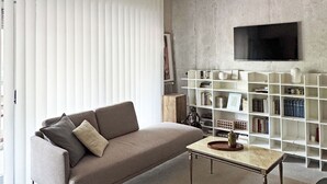 Ein Wohnzimmer mit einer Couch, einem Couchtisch und einem Bücherregal.