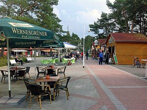 Outdoor dining - Vacation home with a fireplace, about 800 meters from the sandy beach, Wi-Fi, dogs welcome (Glowe)