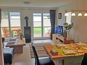Dining - Vacation home with a fireplace, about 800 meters from the sandy beach, Wi-Fi, dogs welcome (Glowe)
