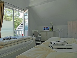 2 bedrooms, free WiFi - Vacation home with a fireplace, about 800 meters from the sandy beach, Wi-Fi, dogs welcome (Glowe)