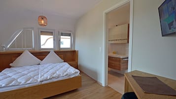 3 quartos, escrivaninha, ferros/tábuas de passar roupa, berço de viagem