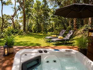 Outdoor spa tub
