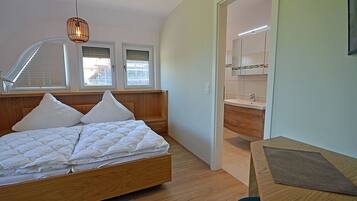 3 bedrooms, desk, iron/ironing board, travel crib