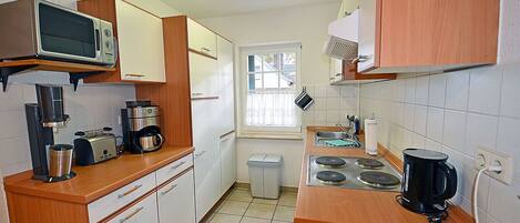 Wasserkocher mit Kaffee-/Teezubehör, Kühlschrank, Mikrowelle, Ofen