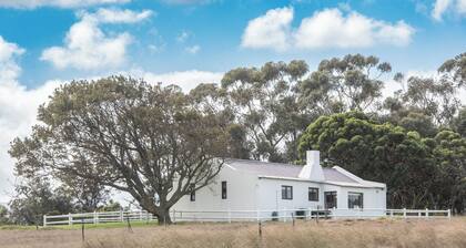 Merino - 2 bedroom cottage in welcoming Stanford with stunning views and space