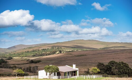 Merino - 2 bedroom cottage in welcoming Stanford with stunning views and space