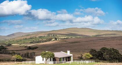 Merino - 2 bedroom cottage in welcoming Stanford with stunning views and space