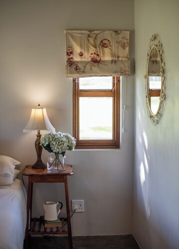 Merino - 2 bedroom cottage in welcoming Stanford with stunning views and space