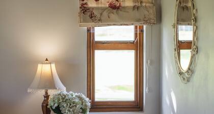 Merino - 2 bedroom cottage in welcoming Stanford with stunning views and space