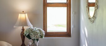 Merino - 2 bedroom cottage in welcoming Stanford with stunning views and space