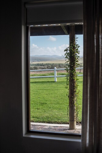 Merino - 2 bedroom cottage in welcoming Stanford with stunning views and space