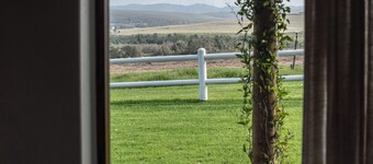 Merino - 2 bedroom cottage in welcoming Stanford with stunning views and space